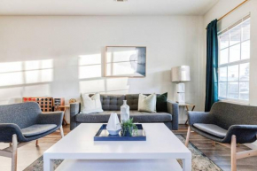 3BR Modern, Gated Home w FreePking, BBQ, Firepit, Mins to Downtown